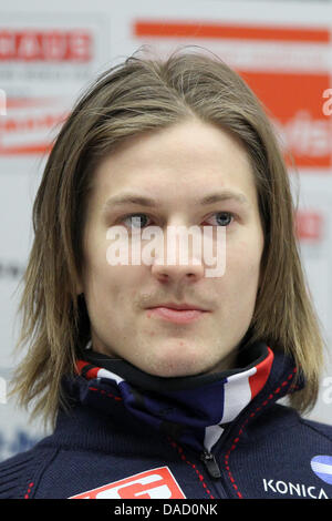 Norwegischer Skispringer Tom Hilde besucht eine Pressekonferenz Anfang der 60. Vierschanzentournee in Oberstdorf, Deutschland, 28. Dezember 2011. Foto: Daniel Karmann Stockfoto