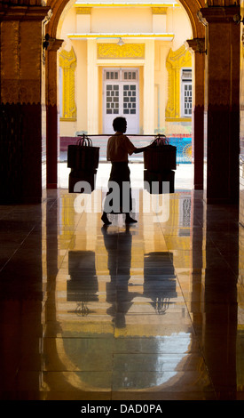 Innenhof mit Säulen und Decke bedeckt in Blattgold, Mahamuni Paya, Mandalay, Myanmar (Burma), Südost-Asien Stockfoto