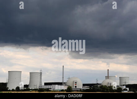 (Dpa-Datei) - ein Datei-Bild datiert 10. Juli 2009 zeigt dunkle Wolken über das Kernkraftwerk in Biblis, Deutschland liegt. Das Atomkraftwerk Biblis ist einer besonders gefährdeten Lage in Deutschland, wegen seiner Zwischenlager nach Landkreis Bergstraße. Foto: Boris Roessler Stockfoto