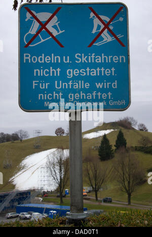 Ein Schild mit zwei Symbole, die darauf hinweist, dass Rodeln und Skifahren nicht zulässig ist, ist im Olympiapark in München, 29. Dezember 2011 vorgestellt. Der Parallelslalom FIS World Cup, das für die 1. Januar 2012 geplant war, wurde durch warmes Wetter, Regen und Schneemangel abgesagt. Foto: Peter Kneffel Stockfoto