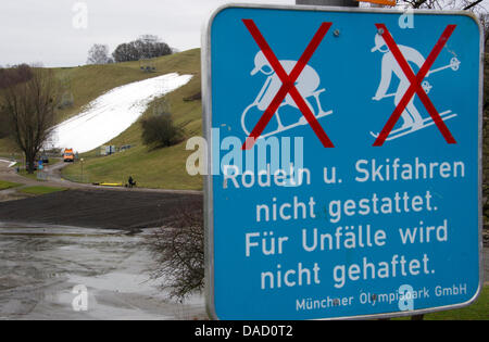 Ein Schild mit zwei Symbole, die darauf hinweist, dass Rodeln und Skifahren nicht zulässig ist, ist im Olympiapark in München, 29. Dezember 2011 vorgestellt. Der Parallelslalom FIS World Cup, das für die 1. Januar 2012 geplant war, wurde durch warmes Wetter, Regen und Schneemangel abgesagt. Foto: Peter Kneffel Stockfoto