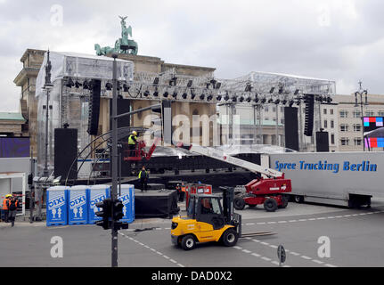 Eine Bühne wird für die Open Air New Silvester-Party in Berlin, Deutschland, 29. Dezember 2011 vor dem Brandenburger Tor errichtet. Zahlreiche Stände werden errichtet, an der Straße des 17 Juni (17 Juni Street) und wird am 30. Dezember 2011 bei 12:00 geöffnet. 1 Million Menschen werden voraussichtlich das Festival zwischen Brandenburger Tor und der Große Stern (großer Stern) beitreten. Foto: Britta Pederse Stockfoto