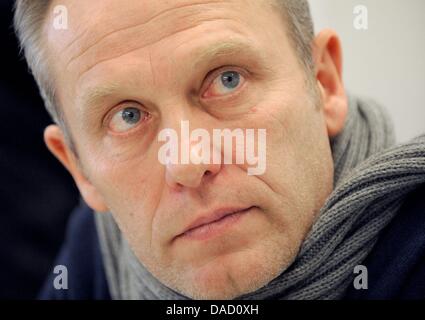 Freiburgs Trainer Christian Streich spricht mit Journalisten während einer Pressekonferenz in Freiburg im Breisgau, 29. Dezember 2011. Bundesliga-Fußball-Clubs SC Freiburg bekannt gegeben, dass ehemalige Cheftrainer, den Marcus Sorg aus seinem Amt entlassen worden war. Ehemaliger Co-Trainer Streich nahm die Position des Cheftrainers. Foto: PATRICK SEEGER Stockfoto