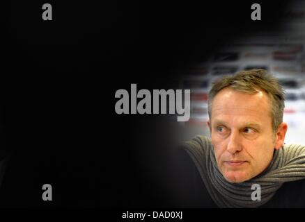 Freiburgs Trainer Christian Streich spricht mit Journalisten während einer Pressekonferenz in Freiburg im Breisgau, 29. Dezember 2011. Bundesliga-Fußball-Clubs SC Freiburg bekannt gegeben, dass ehemalige Cheftrainer, den Marcus Sorg aus seinem Amt entlassen worden war. Ehemaliger Co-Trainer Streich nahm die Position des Cheftrainers. Foto: PATRICK SEEGER Stockfoto