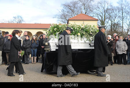 Witwe Simone Rethel (L) und trauernden Fuß hinter Johannes Heesters Sarg während seiner Beerdigung auf dem nördlichen Friedhof in München, 30. Dezember 2011. Familienmitglieder, Kollegen, Freunde und Fans bezahlt die letzten Ehre erweisen, der Sänger und Schauspieler, die am Heiligabend 2011 im Alter von 108 Jahren verstarb. Foto: FELIX HOERHAGER Stockfoto