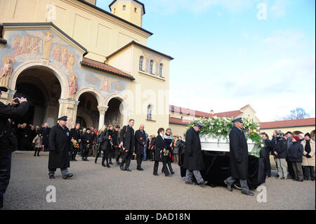 Trauernden gehen hinter Johannes Heesters Sarg während Heesters Beerdigung auf dem Nordfriedhof in München, 30. Dezember 2011. Familienmitglieder, Kollegen, Freunde und Fans bezahlt die letzten Ehre erweisen, der Sänger und Schauspieler, die am Heiligabend 2011 im Alter von 108 Jahren verstarb. Foto: Felix Hoerhager Stockfoto