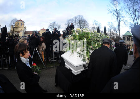 Witwe Simone Rethel (L) und anderen Trauernden Fuß hinter Johannes Heesters Sarg während Heesters Beerdigung auf dem Nordfriedhof in München, 30. Dezember 2011. Familienmitglieder, Kollegen, Freunde und Fans bezahlt die letzten Ehre erweisen, der Sänger und Schauspieler, die am Heiligabend 2011 im Alter von 108 Jahren verstarb. Foto: Felix Hoerhager Stockfoto