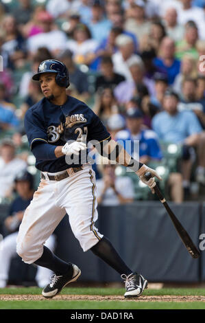 Milwaukee, Wisconsin, USA. 10. Juli 2013. 10. Juli 2013: Milwaukee Brewers center Fielder Carlos Gomez #27 während der Major League Baseball Spiel zwischen den Milwaukee Brewers und den Cincinnati Reds im Miller Park in Milwaukee, Wisconsin Fledermaus. Rottöne besiegte die Brauer 6-2. John Fisher/CSM. Bildnachweis: Csm/Alamy Live-Nachrichten Stockfoto