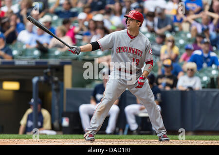 Milwaukee, Wisconsin, USA. 10. Juli 2013. 10. Juli 2013: Cincinnati Reds erster Basisspieler Joey Votto #19 erwartet die Tonhöhe in der Major League Baseball Spiel zwischen den Milwaukee Brewers und den Cincinnati Reds im Miller Park in Milwaukee, Wisconsin. Rottöne besiegte die Brauer 6-2. John Fisher/CSM. Bildnachweis: Csm/Alamy Live-Nachrichten Stockfoto