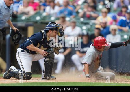 Milwaukee, Wisconsin, USA. 10. Juli 2013. 10. Juli 2013: Milwaukee Brewers Catcher Jonathan Lucroy #20 ist nicht der Tag als Cincinnati Reds Center Fielder Shin-soo Choo #17 Folien sicher in Home-Plate in der Major League Baseball Spiel zwischen den Milwaukee Brewers und den Cincinnati Reds im Miller Park in Milwaukee, Wisconsin anwenden können. Rottöne besiegte die Brauer 6-2. John Fisher/CSM. Bildnachweis: Csm/Alamy Live-Nachrichten Stockfoto