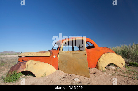 Alte verlassene Auto außerhalb der Service-Station im Solitaire, ein einsamer Außenposten in der Nähe von Sesriem, Namib Naukluft Park, Namibia, Afrika Stockfoto