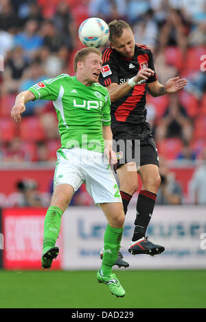 Leverkusens Michal Kadlec (R) wetteifert um den Ball mit Wolfsburger Patrick Ochs in der deutschen Bundesliga-Fußballspiel zwischen Bayer 04 Leverkusen und dem VfL Wolfsburg in der BayArena in Leverkusen, Deutschland, 1. Oktober 2011. Foto: Revierfoto Stockfoto