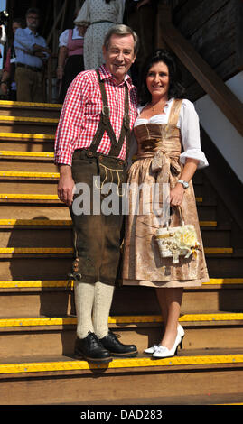 CFO der Bundesliga Club FC Bayern München, Karl Hopfner und seiner Partnerin Anne Kroen kommt an das Kaefer-Zelt während des offiziellen Besuchs des Vereins auf dem Oktoberfest 2011 in München, Deutschland, 2. Oktober 2011. 178th Oktoberfest zieht Besucher aus aller Welt bis 3. Oktober 2011. Foto: Felix Hoerhager Stockfoto