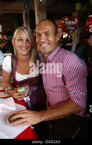 Spieler der Bundesliga Club FC Bayern München, Arjen Robben und seine Frau Bernadien posieren für die Kamera auf das Kaefer-Zelt während des offiziellen Besuchs des Vereins auf dem Oktoberfest 2011 in München, Deutschland, 2. Oktober 2011. 178th Oktoberfest zieht Besucher aus aller Welt bis 3. Oktober 2011. Foto: ALEXANDRA BEIER Stockfoto