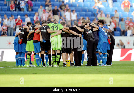 Hoffenheim Team jubelt nach dem deutschen Fußball-Bundesliga-Fußball-match zwischen TSG 1899 Hoffenheim und dem FC Bayern München im Rhein-Neckar-Arena in Sinsheim, Deutschland, 1. Oktober 2011. Foto: Uli Deck Stockfoto