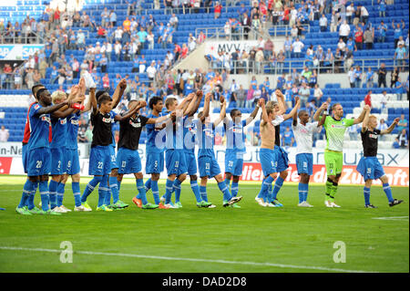 Hoffenheim Team jubelt nach dem deutschen Fußball-Bundesliga-Fußball-match zwischen TSG 1899 Hoffenheim und dem FC Bayern München im Rhein-Neckar-Arena in Sinsheim, Deutschland, 1. Oktober 2011. Foto: Uli Deck Stockfoto