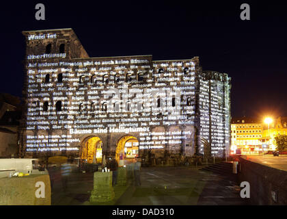 In der UN internationale Jahr der Wälder werden Texte über die Wälder und Bäume von Lichtkünstler Ingo Dietzel auf die Fassade von der Porta Nigra in Trier, Deutschland, 1. Oktober 2011 projiziert. Heute, die Porta Nigra ist das größte römische Stadttor nördlich der Alpen und ist ein UNESCO-Welterbe erklärt worden. Foto: Thomas Frey Stockfoto