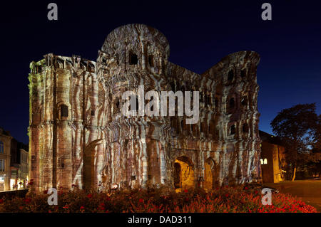 In der UN internationale Jahr der Wälder werden Baum Motive von Lichtkünstler Ingo Dietzel auf die Fassade von der Porta Nigra in Trier, Deutschland, 1. Oktober 2011 projiziert. Heute, die Porta Nigra ist das größte römische Stadttor nördlich der Alpen und ist ein UNESCO-Welterbe erklärt worden. Foto: Thomas Frey Stockfoto
