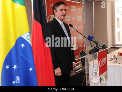 Unteren sächsische Ministerpräsident David McAllister spricht nach der Unterzeichnung einer ein Vertrag mit Brasilien für den Computer-Messe Cebit in Sao Paulo, Brasilien, 3. Oktober 2011. Die nächste Cebit findet vom 06. März bis 10. März 2012 in Hannover statt. Herr McAllister ist bei einem einwöchigen Besuch in Brasilien und Argentinien, auf dem er mit einer Delegation von Wirtschaftsvertretern begleitet wird. Foto: Julian Str Stockfoto