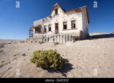 Haus zurückgefordert durch Wüste in der verlassenen ehemaligen Diamant Bergbau Stadt Kolmanskop, verboten Diamond Area, Lüderitz, Namibia Stockfoto