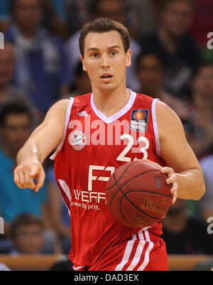 Münchens Ben Hansbrough spielt den Ball während des Spiels der deutschen BBL-Basketball-Bundesliga zwischen der Telekom Baskets Bonn und FC Bayern München im Telekom Dome in Bonn, Deutschland, 3. Oktober 2011. Bonn von 80-76 gewonnen. Foto: Fabian Stratenschulte Stockfoto