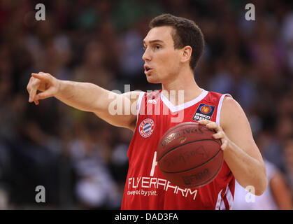 Münchens Ben Hansbrough spielt den Ball während des Spiels der deutschen BBL-Basketball-Bundesliga zwischen der Telekom Baskets Bonn und FC Bayern München im Telekom Dome in Bonn, Deutschland, 3. Oktober 2011. Bonn von 80-76 gewonnen. Foto: Fabian Stratenschulte Stockfoto