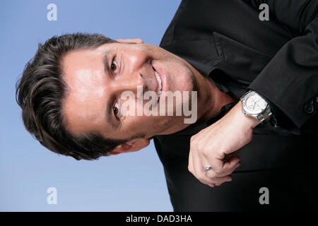 Der Sänger Thomas Anders (ehemaliges Mitglied der Modern Talking) stellt während der Talkshow "Riverboat" des Senders MDR in Leipzig, Deutschland, 30. September 2011. Foto: Tom Schulze Stockfoto