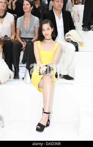 Japanische Schauspielerin und Model Kiko Mizuhara besucht die Präsentation der Chanel Frauen bereit, Spring/Summer 2012 Kollektion während der Prêt Paris Fashionweek in Paris, Frankreich, 4. Oktober 2011 zu tragen. Die Prêt-Frauen Mode Frühjahr/Sommer läuft bis zum 5. Oktober 2011. Foto: Hendrik Ballhausen Stockfoto