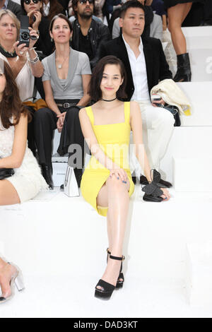 Japanische Schauspielerin und Model Kiko Mizuhara besucht die Präsentation der Chanel Frauen bereit, Spring/Summer 2012 Kollektion während der Prêt Paris Fashionweek in Paris, Frankreich, 4. Oktober 2011 zu tragen. Die Prêt-Frauen Mode Frühjahr/Sommer läuft bis zum 5. Oktober 2011. Foto: Hendrik Ballhausen Stockfoto