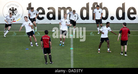 Der Cheftrainer der deutschen Fußball-Kader, Joachim Loew (4. v.l) betreut sein Team in Aktion während einer Übung des Teams in Mainz, Deutschland, 4. Oktober 2011. Team Germany bereitet sich gegen die Türkei in der EM-Qualifikationsspiel in Istanbul am Freitag, 7. Oktober 2011 zu spielen. Foto: Fredrik von Erichsen Stockfoto