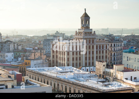 Blick über die Dächer von Havanna in Richtung der Bacardi-Gebäude aus dem 9. Stock Restaurant des Hotels Sevilla, Centro Havanna, Kuba Stockfoto