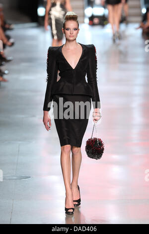 Ein Model trägt eine Schöpfung des indischen Designers Manish Arora im Rahmen von Paco Rabanne Frauen bereit, Spring/Summer 2012 Kollektion präsentiert während der Prêt Paris Fashionweek in Paris, Frankreich, 4. Oktober 2011 zu tragen. Die Prêt-Frauen Mode Frühjahr/Sommer läuft bis zum 5. Oktober 2011. Foto: Hendrik Ballhausen Stockfoto