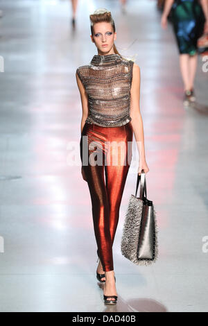 Ein Model trägt eine Schöpfung des indischen Designers Manish Arora im Rahmen von Paco Rabanne Frauen bereit, Spring/Summer 2012 Kollektion präsentiert während der Prêt Paris Fashionweek in Paris, Frankreich, 4. Oktober 2011 zu tragen. Die Prêt-Frauen Mode Frühjahr/Sommer läuft bis zum 5. Oktober 2011. Foto: Hendrik Ballhausen Stockfoto