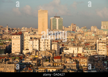 Blick über Havanna Centro zeigt verfallenen Gebäude der Stadt, von der Restaurant des Hotels Sevilla, Centro Havanna, Kuba Stockfoto