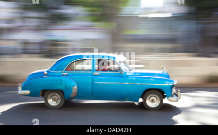 Verrissen "Schuss alten amerikanischen Autos, Sinn für Bewegung, Prado, Havanna Centro, Kuba, Karibik, Mittelamerika zu erfassen Stockfoto