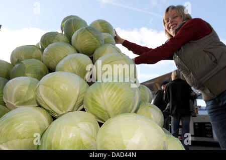 (Dpa-Datei) - ein Datei-Bild datiert 21. September 2010 zeigt Verkäuferinnen Mareike bilden eine Pyramide aus Kohl zu Beginn der 24. Ditmarschen Kohl Tage in Nordermeldorf, Deutschland. Das Festival beginnt am 20. September 2011. Foto: Carsten Rehder Stockfoto