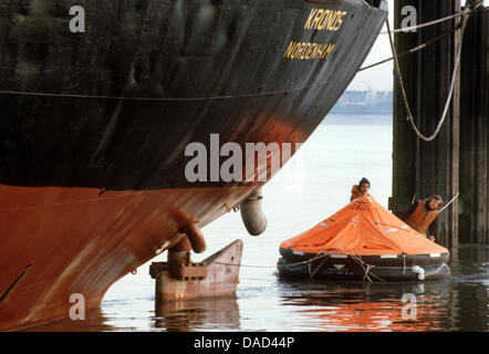 (Dpa-Datei) - ein Datei-Bild vom 13. Oktober 1990 zeigt Mitglieder der Umweltschutz Organisation Greenpeace schwimmen in Richtung der Abfallentsorgung Tankschiff "Kronos" mit einem großen, roten aufblasbaren Leben Tiefgang in Nordenham, Deutschland. Greenpease Aktivisten begann zunächst eine Blockade gegen das Schiff am 13. Oktober 1980, um die Entsorgung von Dünnsäure in der Nordsee zu behindern. Foto: Sc Stockfoto