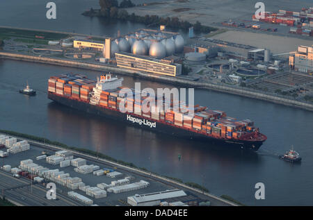 Datei - eine Archiv Bild vom 19. September 2011 zeigt das Containerschiff "Chicago Express" der Reederei Hapag-LLoyd im Hamburger Hafen. Eine Umfrage von einer Bank zeigt ein weltweiten Mangel an Reparatur für Containerschiffe mit einer Kapazität von mehr als 12500 Standardcontainer (TEU) anlegt. Foto: Christian Charisius Stockfoto