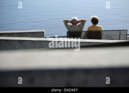 (Dpa Datei) - eine Archiv Bild vom, 10. April 2011, zeigt ein älteres Ehepaar ruht auf einer Bank an der Elbe in Geesthacht bei Hamburg, Deutschland. Laut Bundesamt für Statistik, Deutschlands Bevölkerung ist die älteste der Welt. In 2009 17 Millionen Menschen waren im Alter von 65 und älter. Foto: Christian Charisius Stockfoto