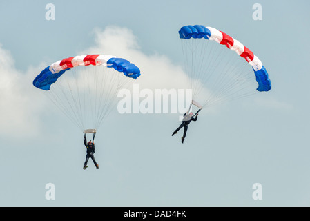 Zwei Fallschirmspringer aus der Royal Air Force Falcons Teamansatz DZ am RAF Waddington 2013 der Airshow in angezeigt. Stockfoto