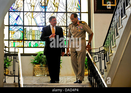 United States Secretary of Defence Leon Panetta trifft Generalfeldmarschall Hussein Tantawi am Sitz der ägyptischen Verteidigungsministerium in Kairo, Ägypten, 4. Oktober 2011. Obligatorische Credit: Jacob N. Bailey / USAF über CNP Stockfoto