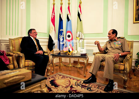 United States Secretary of Defence Leon Panetta trifft Generalfeldmarschall Hussein Tantawi am Sitz der ägyptischen Verteidigungsministerium in Kairo, Ägypten, 4. Oktober 2011. Obligatorische Credit: Jacob N. Bailey / USAF über CNP Stockfoto