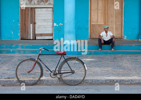 Fahrrad aufgestützt außen Altbau mit lokalen Mann auf Treppe, Vinales, Pinar Del Rio Provinz, Kuba, Westindische Inseln Stockfoto