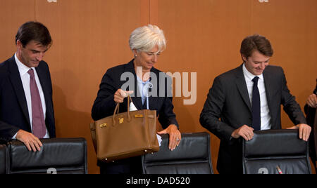 International Monetary Fund Managing Director Christine Lagarde (C), ihr Berater kommen Ernesto Ramirez Rigo (L) und französische Finanzminister Francois Baroin am 6. Oktober 2011 in der Kanzlei in Berlin, für eine Tagung über die Reform des internationalen Währungssystems. AFP PHOTO / POOL / JOHANNES EISELE +++(c) Dpa - Bildfunk +++ Stockfoto