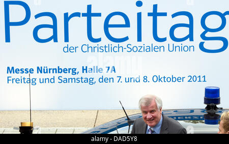 Vorsitzender der CSU Horst Seehofer steht vor ein Zeichen, als er bei dem CSU-Parteitag in Nürnberg, 7. Oktober 2011 ankommt.  Das diesjährige CSU Partei Convetion findet vom 7. bis 8 Oktober in Nürnberg. Foto: PETER KNEFFEL Stockfoto