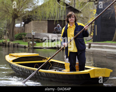 (DATEI) Eine Archivfoto vom 9. April 2010 zeigt Deutschlands einzige Zuckerrohr Boot Briefträgerin, Jutta Pudent, Post in den Spreewald in Lehde, Deutschland zu liefern. Der 59-jährige ist nach Bereitstellung Briefe und Pakete mit dem Boot für Kunden im Bereich Lehde Lübbenau seit 21 Jahren auf Freitag, 7. Oktober 2011 auf Tournee auf Wiedersehen. Foto: Bernd Settnik Stockfoto