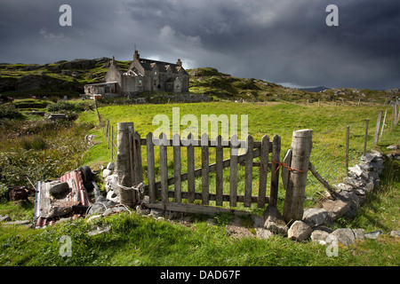 Croft unter Gewitterhimmel in der Township von Manish aufgegeben, an der Ostküste der Insel Harris, äußeren Hebriden, Schottland Stockfoto