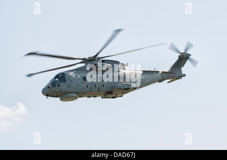 Royal Navy Hubschrauber zeigt eine Augusta Westland Merlin EH-101 auf der RAF Waddington Air Show 2013 Stockfoto