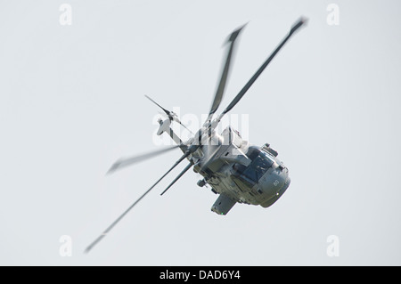 Royal Navy Hubschrauber zeigt eine Augusta Westland Merlin EH-101 auf der RAF Waddington Air Show 2013 Stockfoto