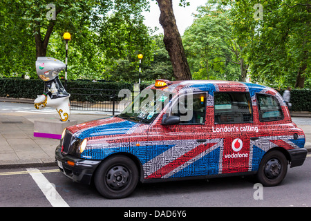 London Taxi mit Vodafone Werbung Stockfoto